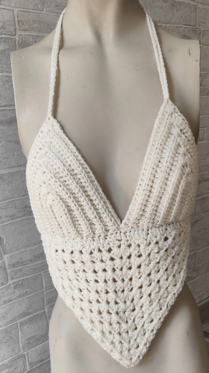 Crop Halter fait en crochet de couleur crème sur un mannequin