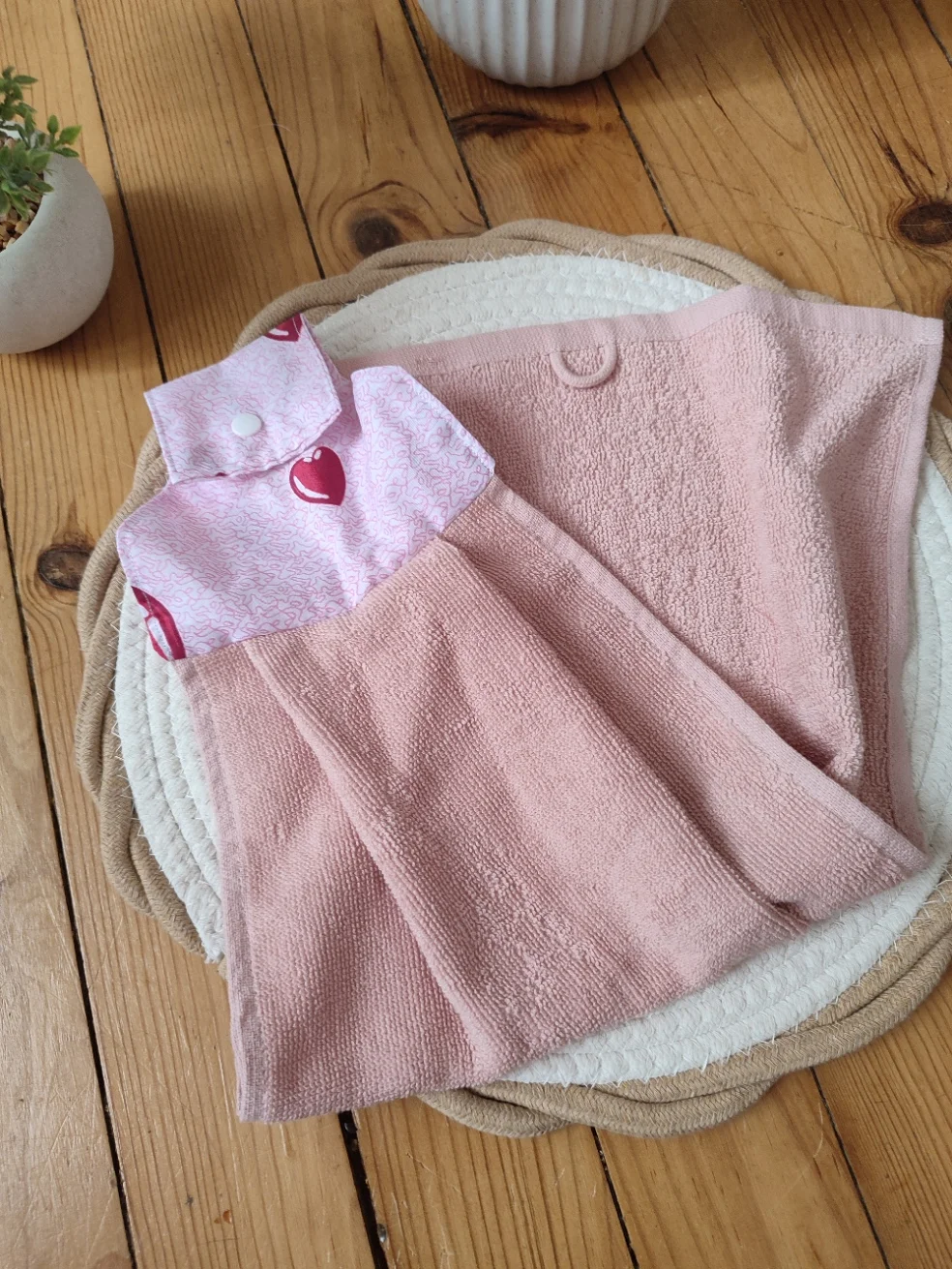 vu d'un essui main de la collection Coeur et de sa serviette de couleur rose clair pliée en deux
