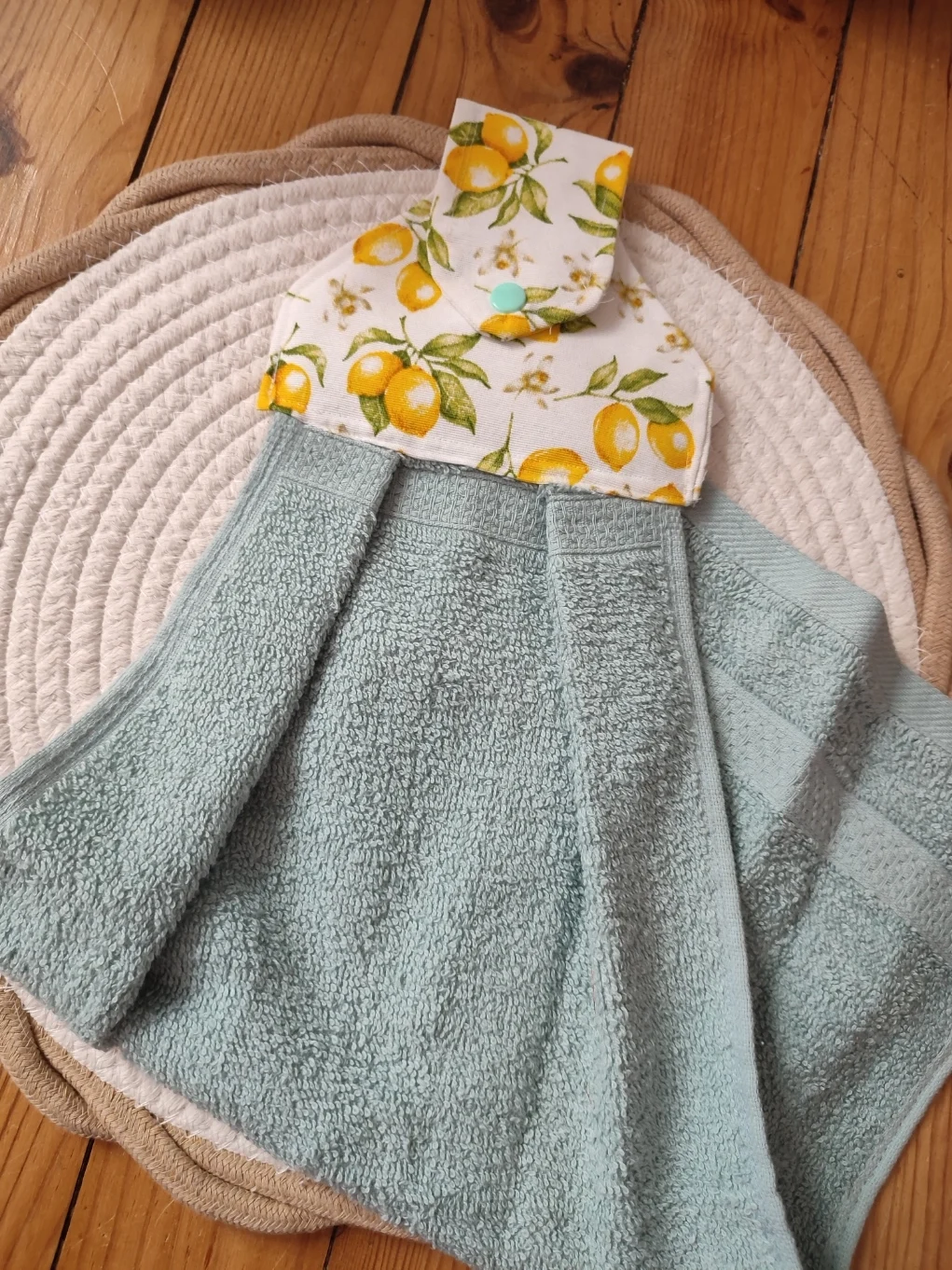 vu d'un essui main de couleur blanc et avec motif citron et de sa serviette de couleur vert clair pliée en deux