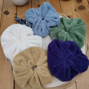 Ensemble des collections fleur de douche des différents thèmes sur un tapis beige