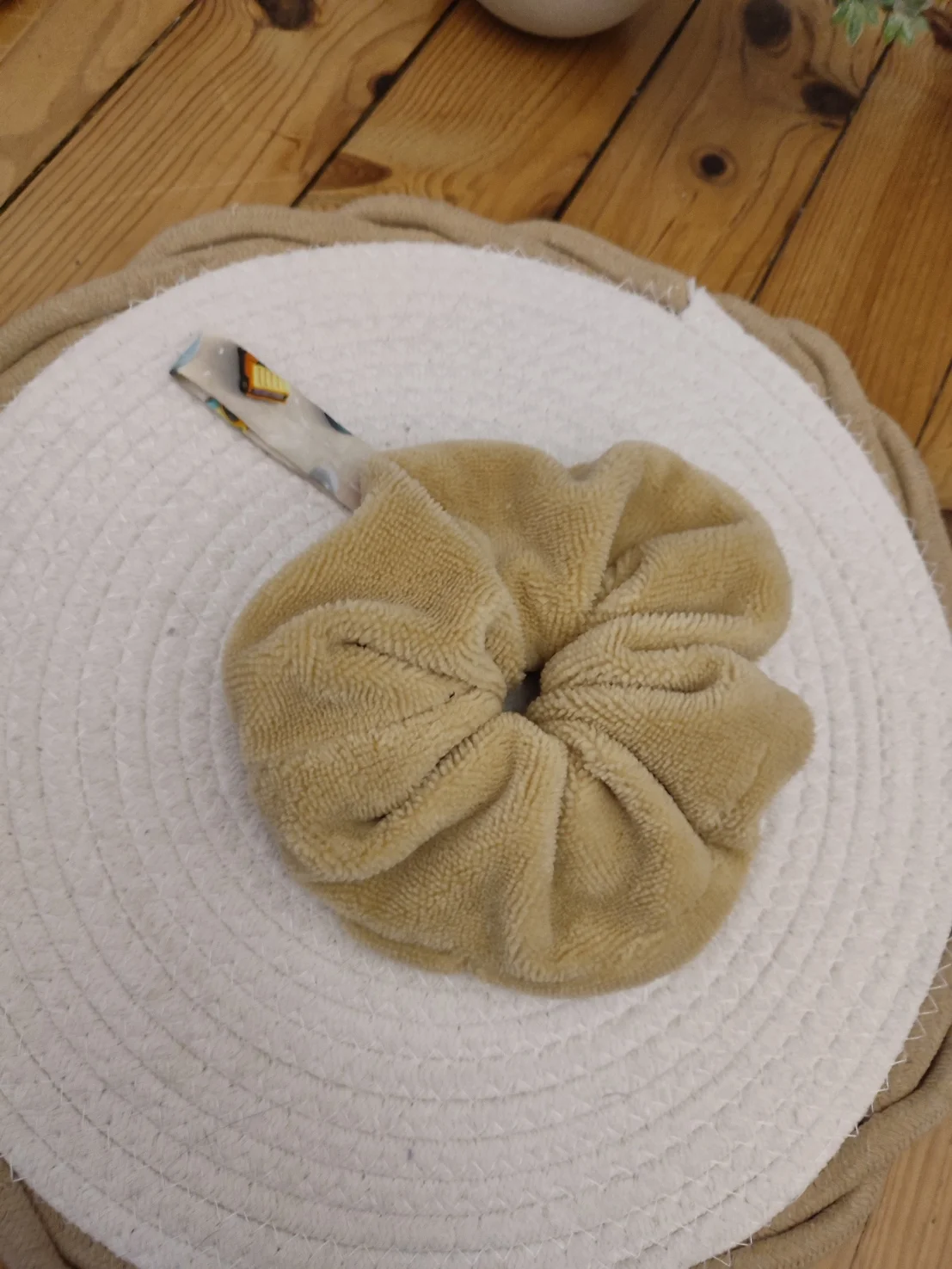 Fleur de douche de la collection Mini Drive sur un tapis beige