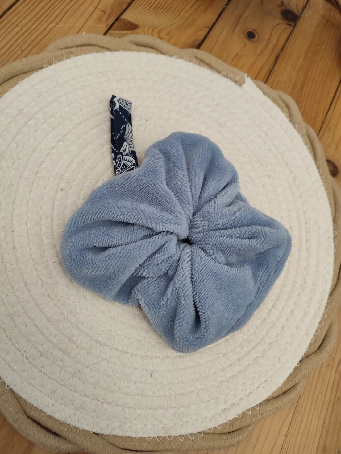 Fleur de douche de la collection Bandana Navy sur un tapis beige