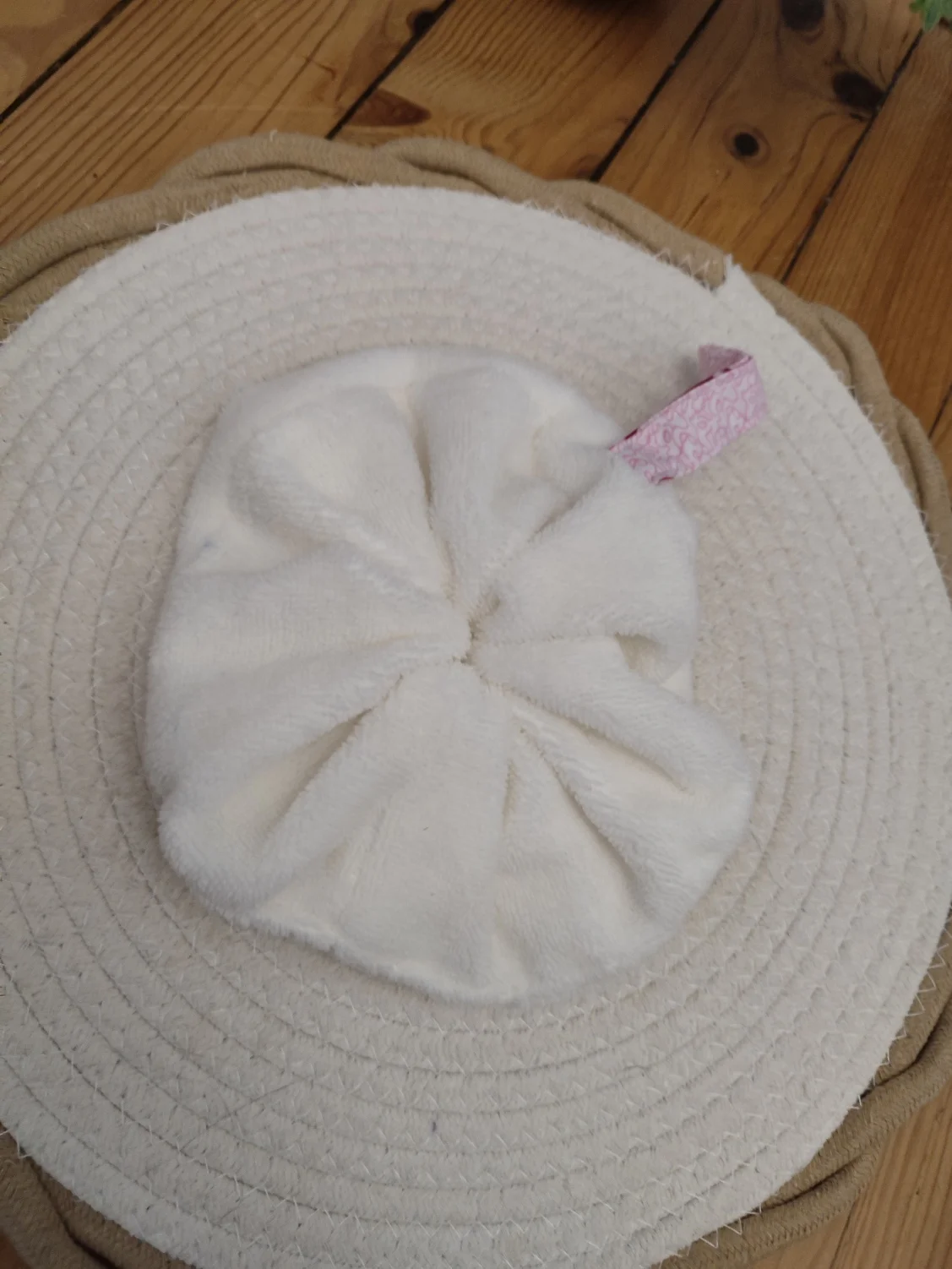 Fleur de douche de la collection Coeur sur un tapis beige