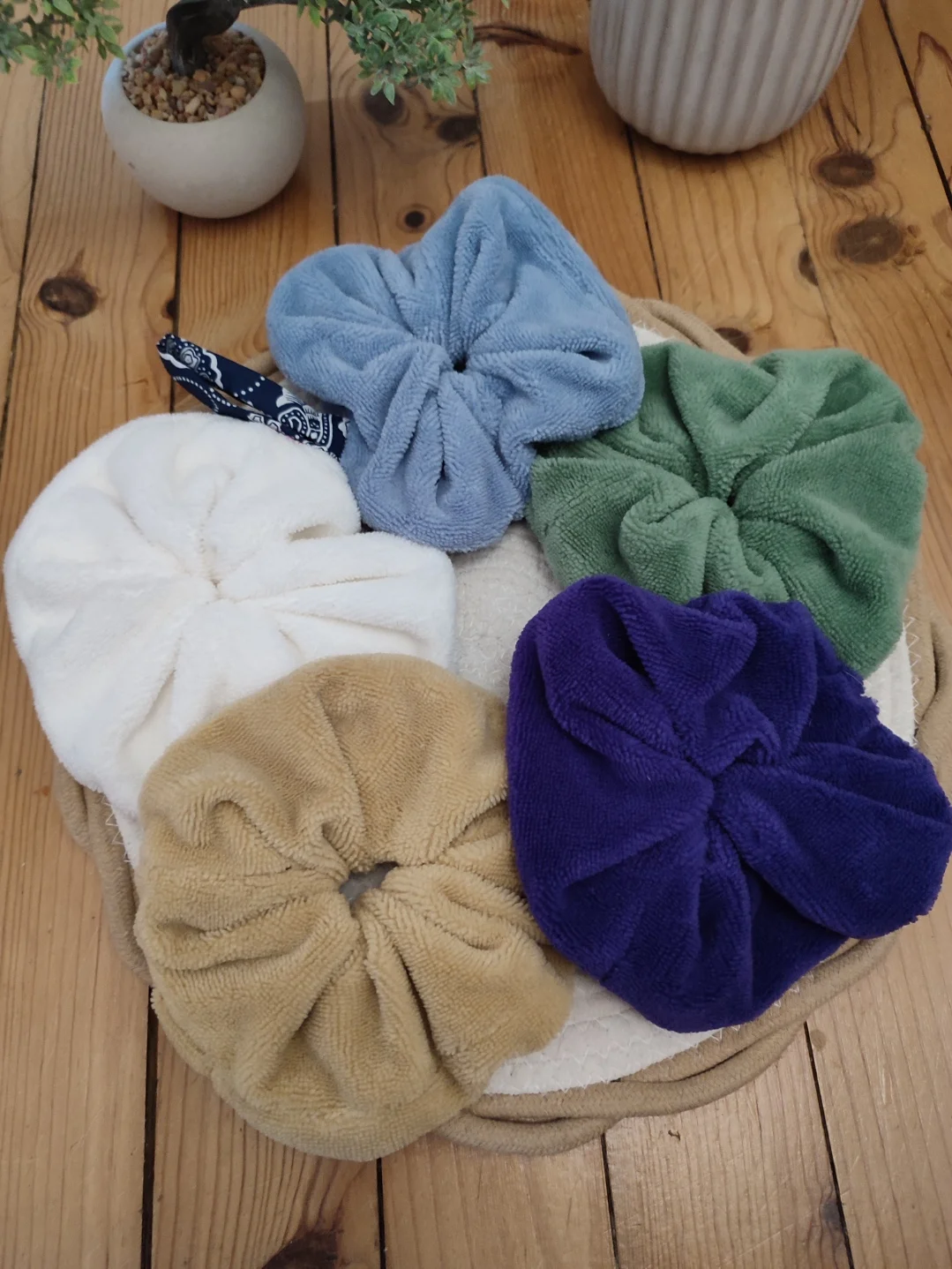 Ensemble des collections fleur de douche des différents thèmes sur un tapis beige