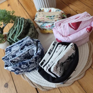 Plusieurs paniers et ses lingettes, de la collection tissu Coeur, Paris, Mini Drive, Bandana Navy et sur un tapis beige