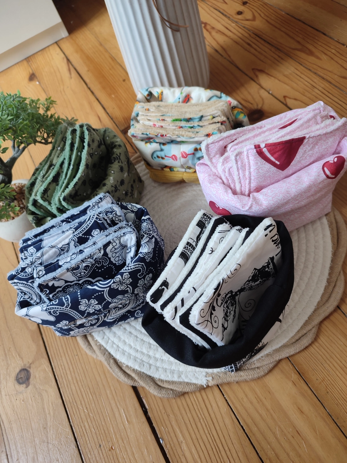 Plusieurs paniers et ses lingettes, de la collection tissu Coeur, Paris, Mini Drive, Bandana Navy et sur un tapis beige