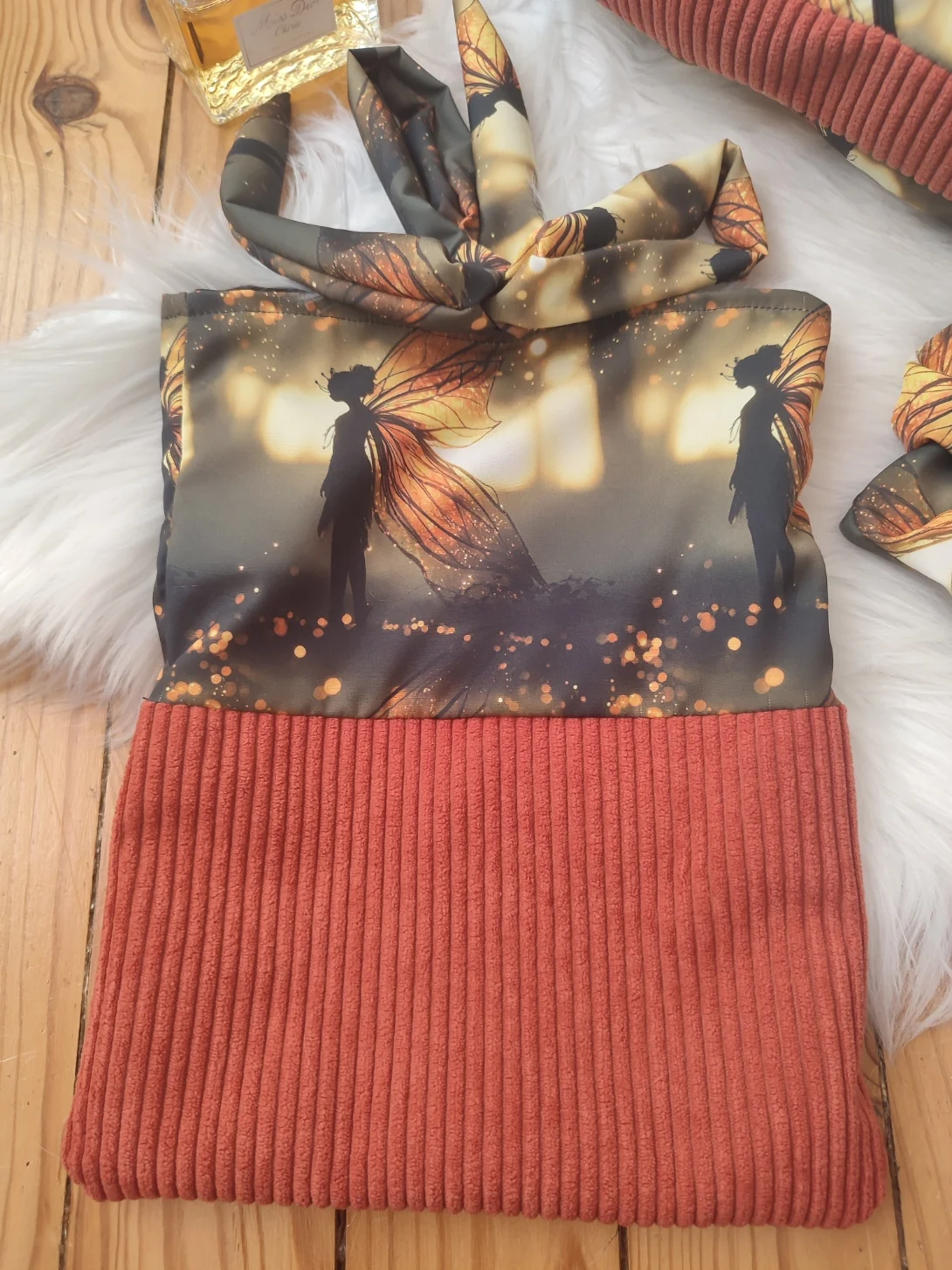 Pochette à livre Ailes d'Ambre, fait main avec un tissu côtelé marron et un tissu avec des fée avec des ailes couleur Ambre