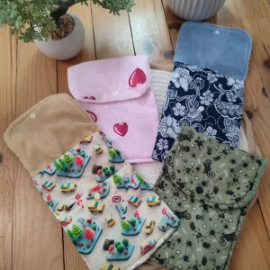 Pochette brosse à dent de la collection Bandana, Navy, Coeur, City Drive sur un tapis beige avec un banzai