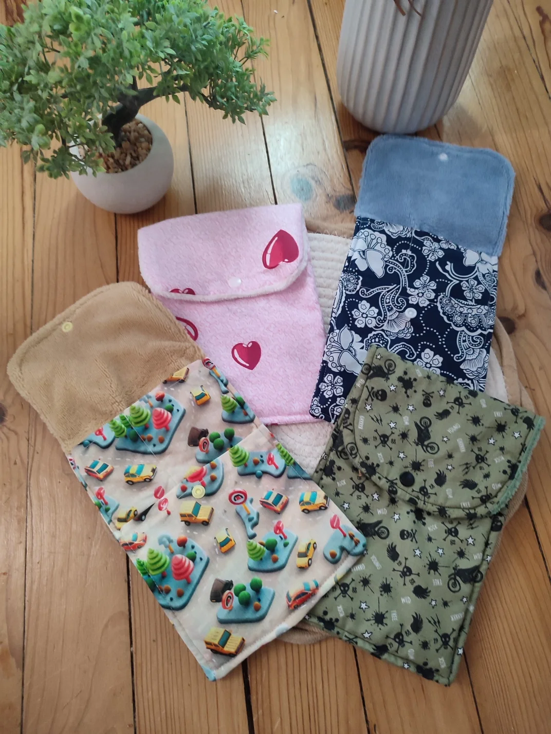 Pochette brosse à dent de la collection Bandana, Navy, Coeur, City Drive sur un tapis beige avec un banzai