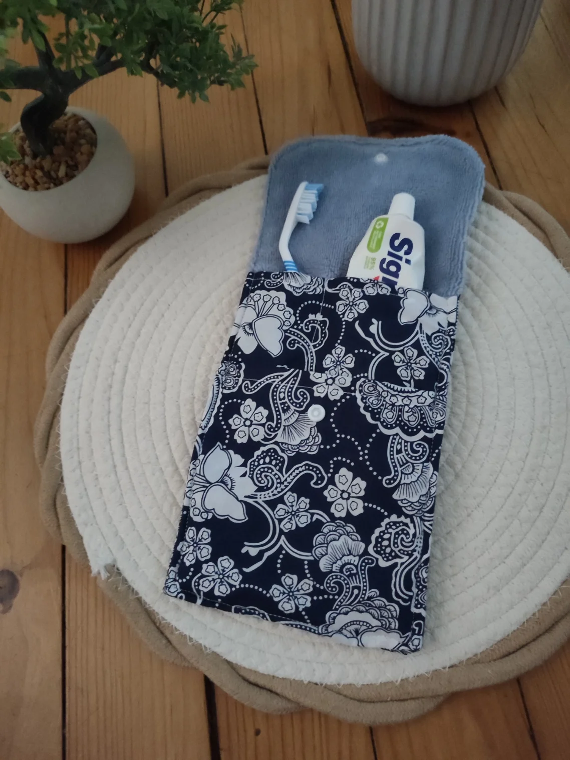 Pochette avec brosse à dent et dentifrice ouverte de la collection Bandana Navy