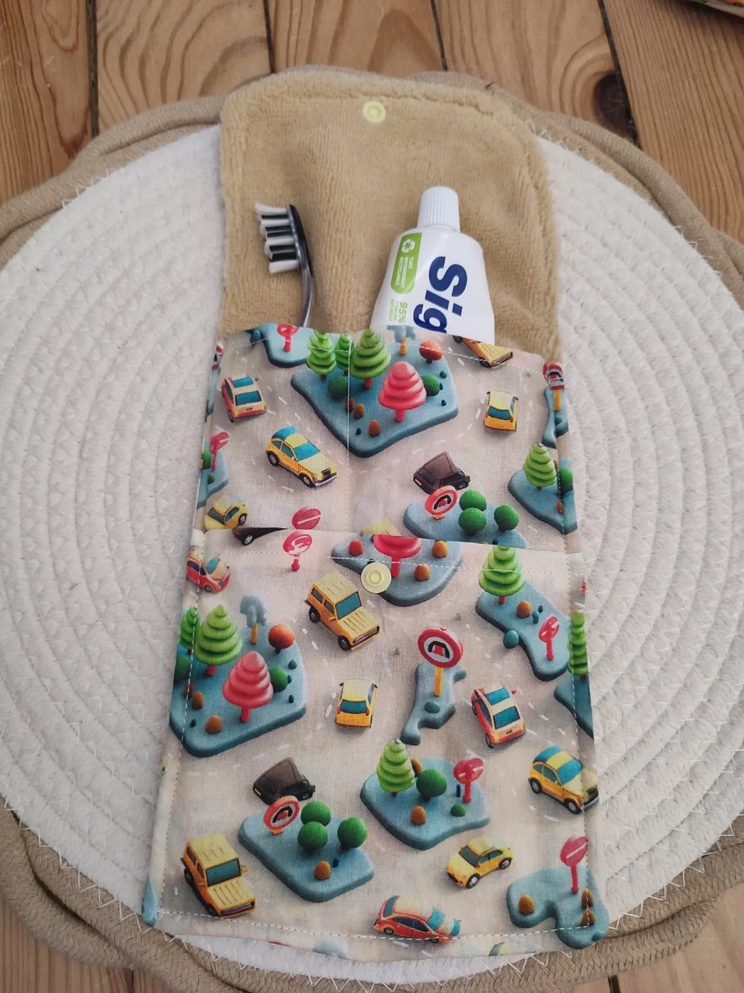 Pochette avec brosse à dent et dentifrice ouverte de la collection City Drive