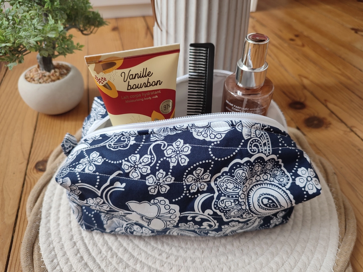 trousse de toilette de la collection Bandana avec motif bleu foncé et blanc vu du dessous ouverte avec des produit dedans