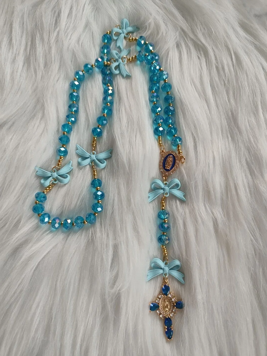 Chapelet "Ruban Précieux" fait avec des perles bleu, des noeuds bleu et une croix bleu