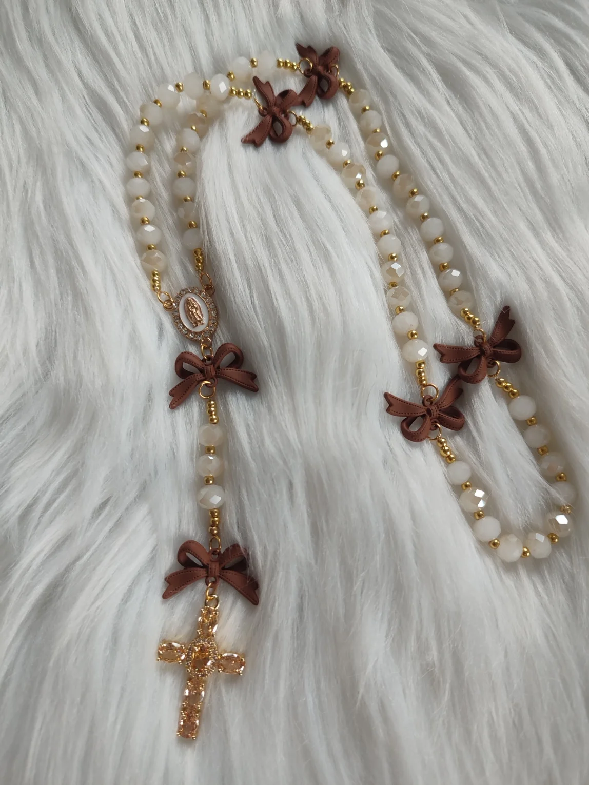 Chapelet "Ruban Précieux" fait avec des perles beige, des noeuds marron et une croix marron