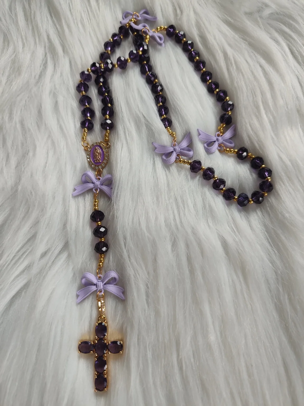 Chapelet "Ruban Précieux" fait avec des perles violette, des noeuds violet et une croix violette