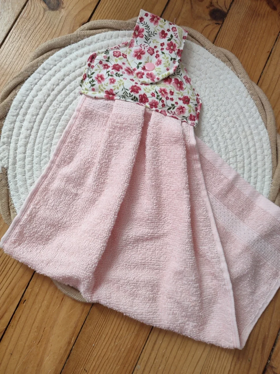 vu d'un essui main de la collection Romance Florale et de sa serviette de couleur rose clair pliée en deux