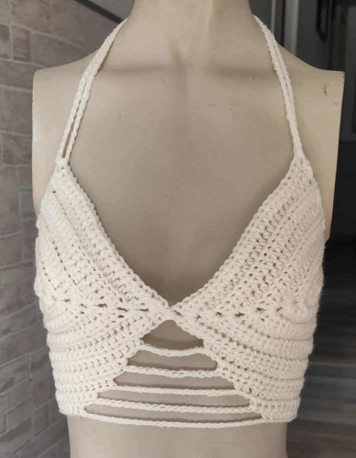 Brassière Entrelacs couleur blanc cassé sur un mannequin