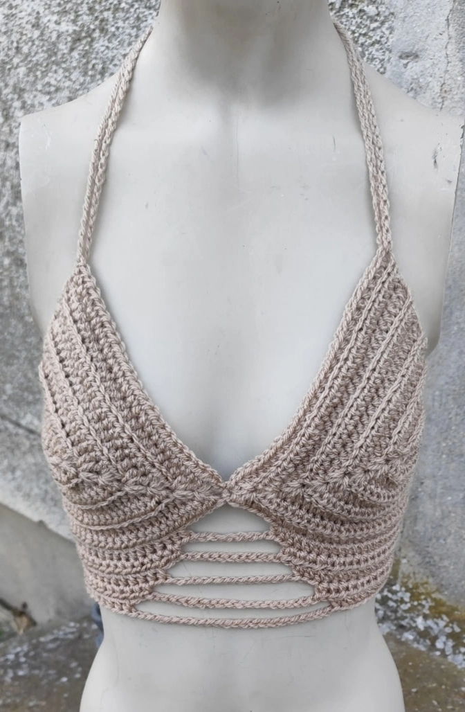 Brassière Entrelacs couleur beige sur un mannequin