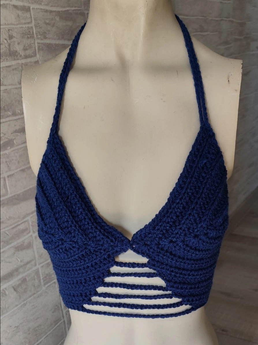 Brassière Entrelacs couleur bleu foncé sur un mannequin