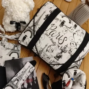 Coussin de lecture Les pages de Paris fait main avec un tissu côtelé noir et un tissu avec des des motifs de la ville de Paris noir sur fond blanc vue de haut