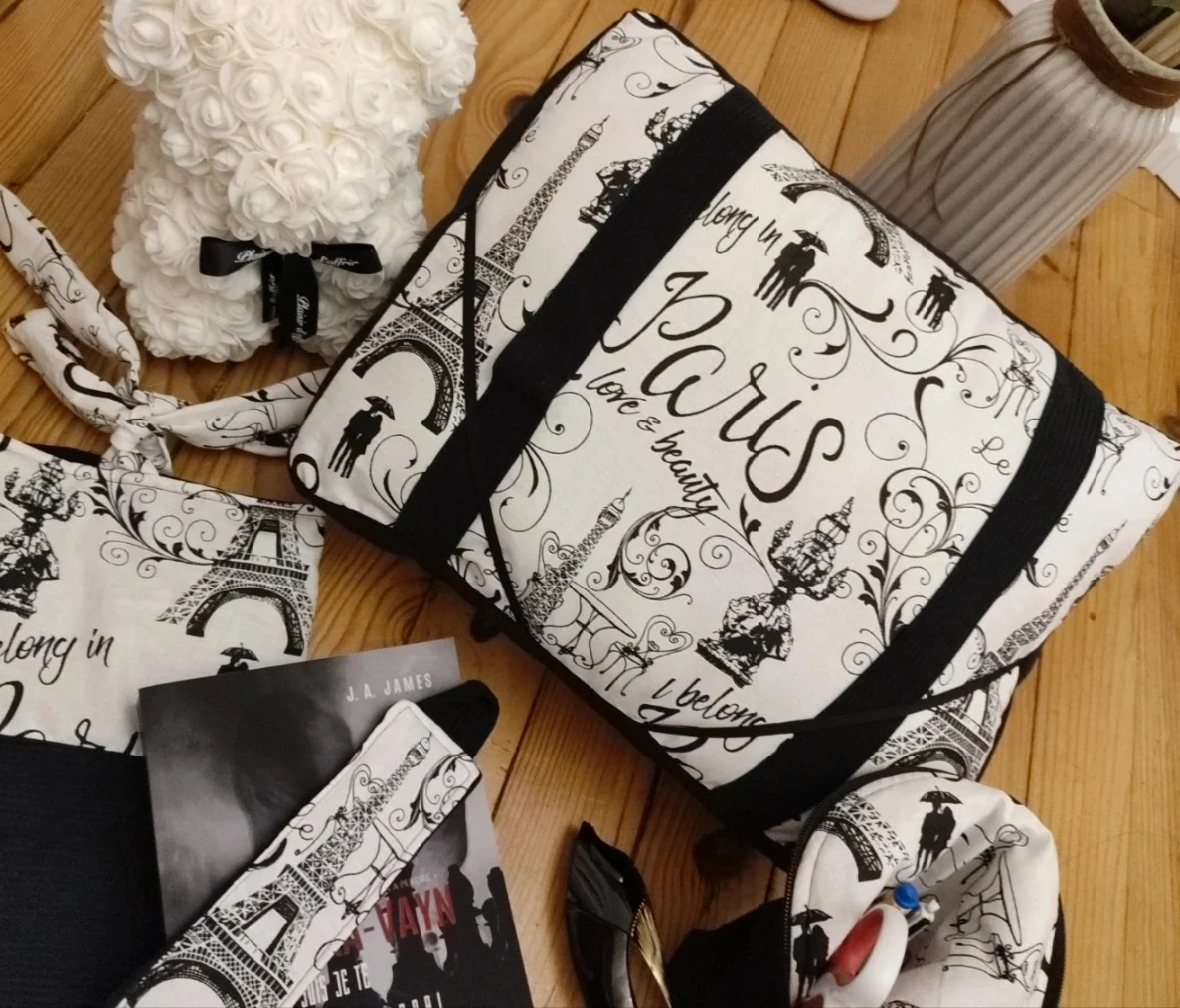 Coussin de lecture Les pages de Paris fait main avec un tissu côtelé noir et un tissu avec des des motifs de la ville de Paris noir sur fond blanc vue de haut