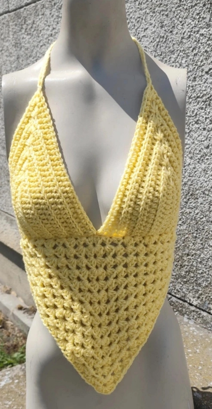 Crop Halter fait en crochet de couleur jaune sur un mannequin