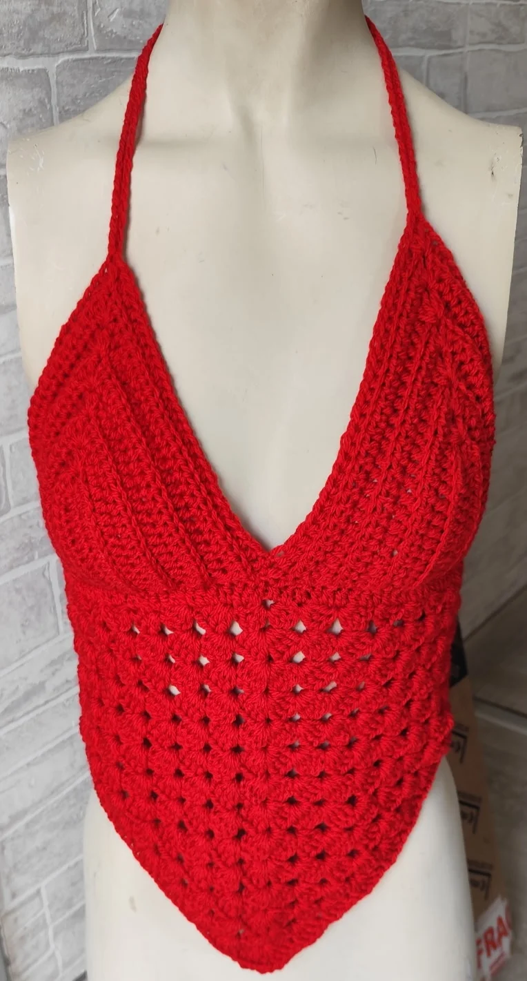 Crop Halter fait en crochet de couleur rouge sur un mannequin