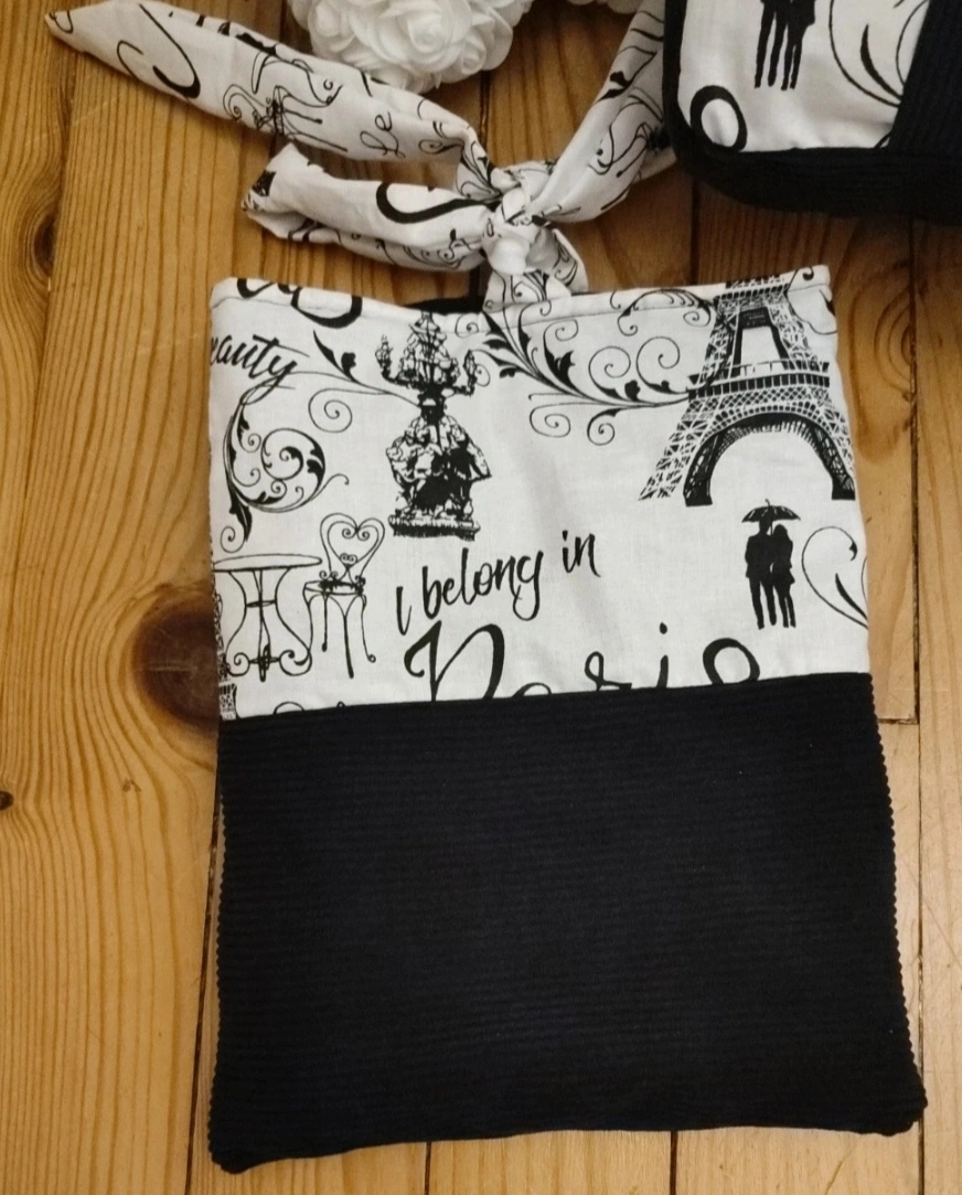 Pochette à livre Les pages de Paris, fait main avec un tissu côtelé noir et un tissu avec des motifs de la ville de Paris noir sur fond blanc