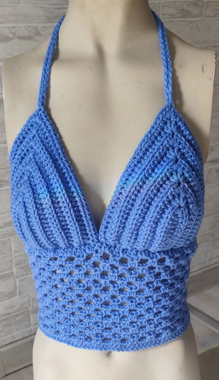 Top coquillage couleur bleu roi sur un mannequin