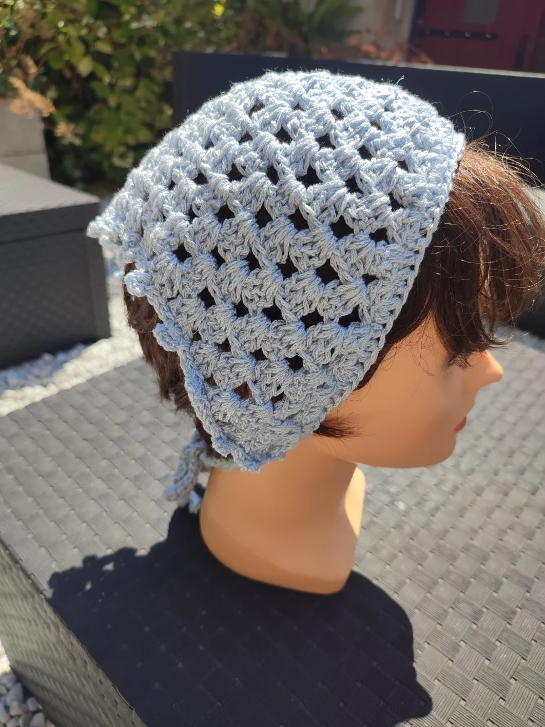 Bandana pailleté fait main en crochet de couleur bleu