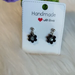 Boucles d'oreilles Pétalia fait à la main en perle de couleur noir