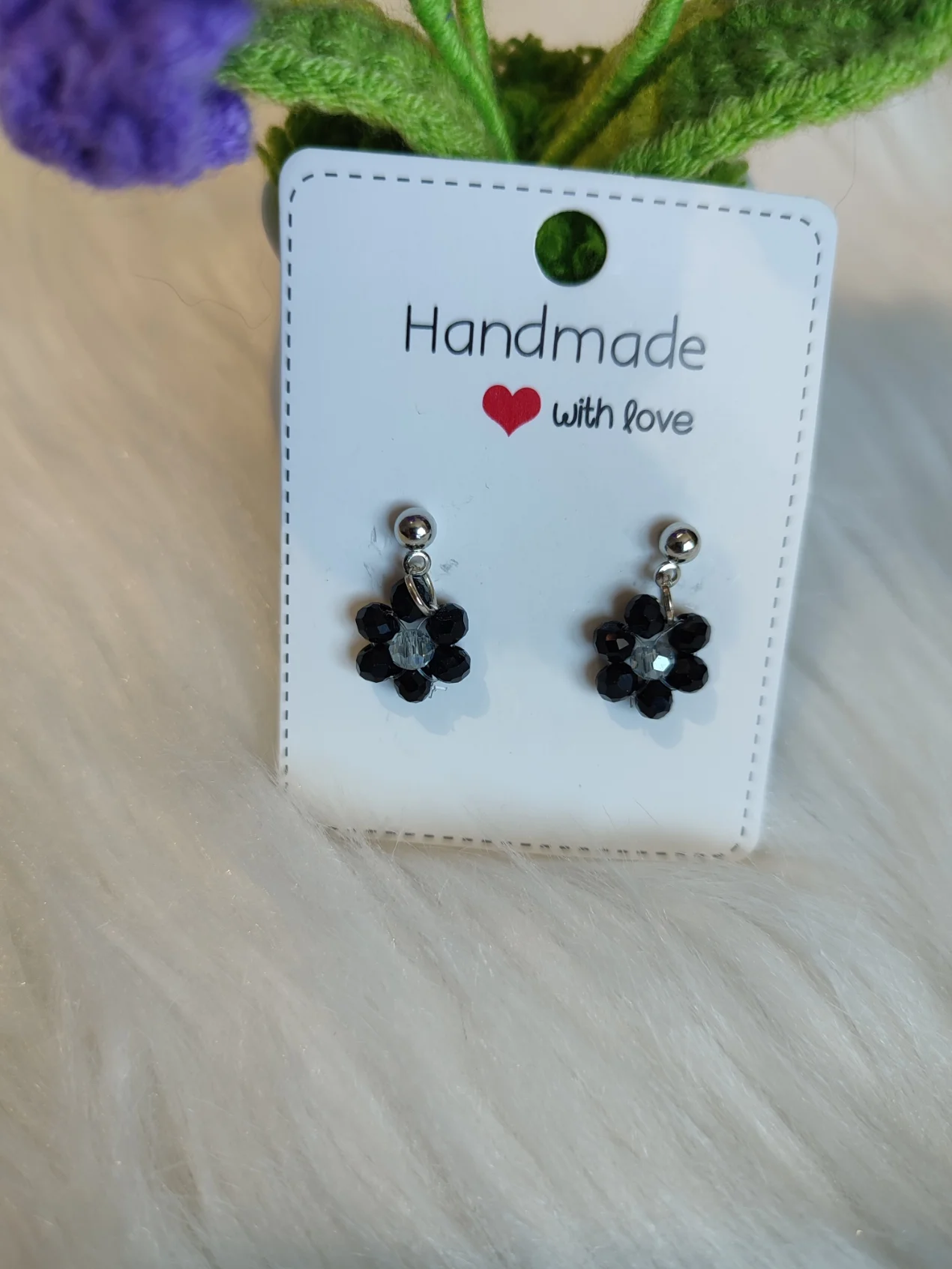 Boucles d'oreilles Pétalia fait à la main en perle de couleur noir