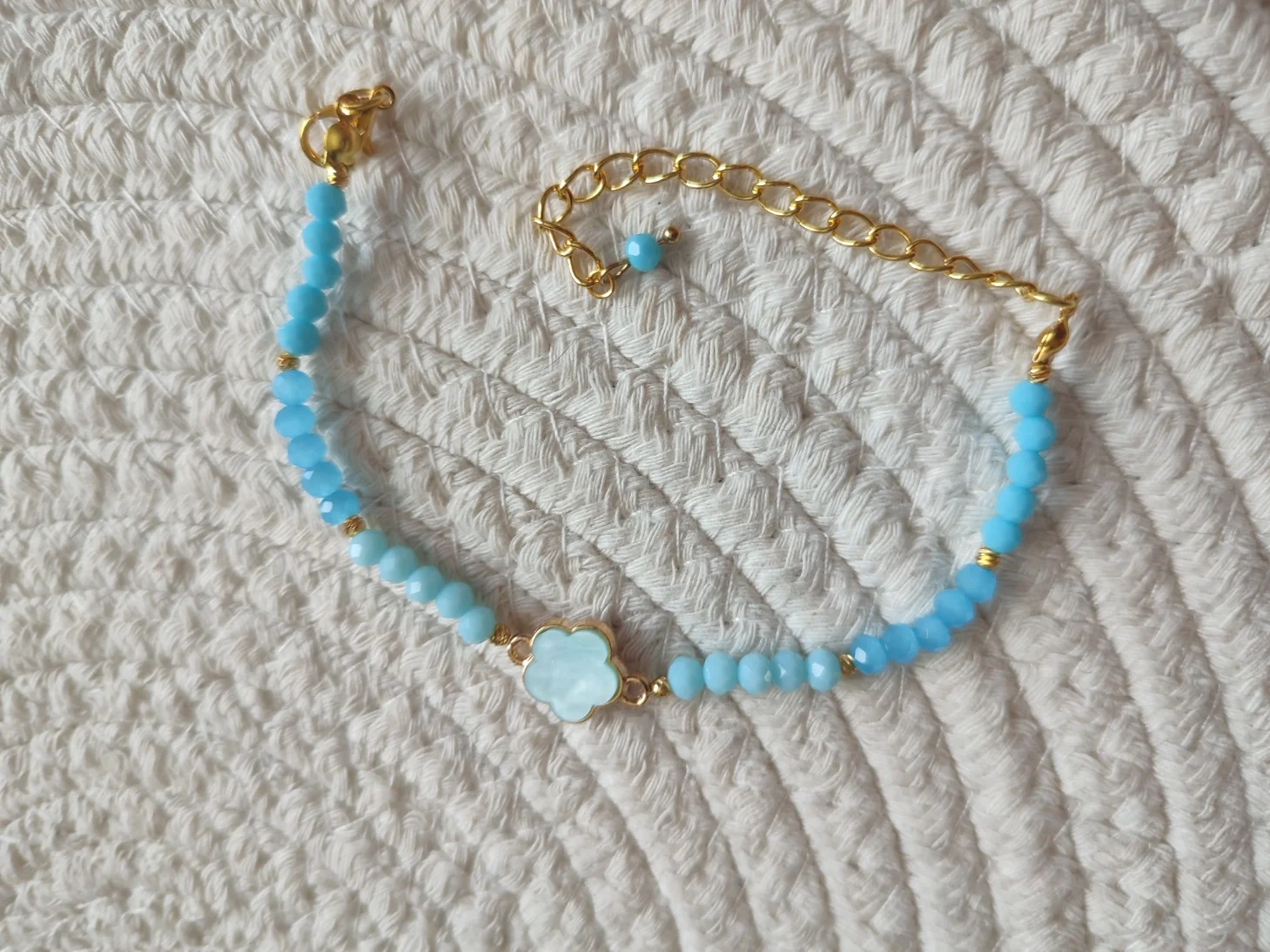 Bracelet floréa de couleur bleu clair fait main