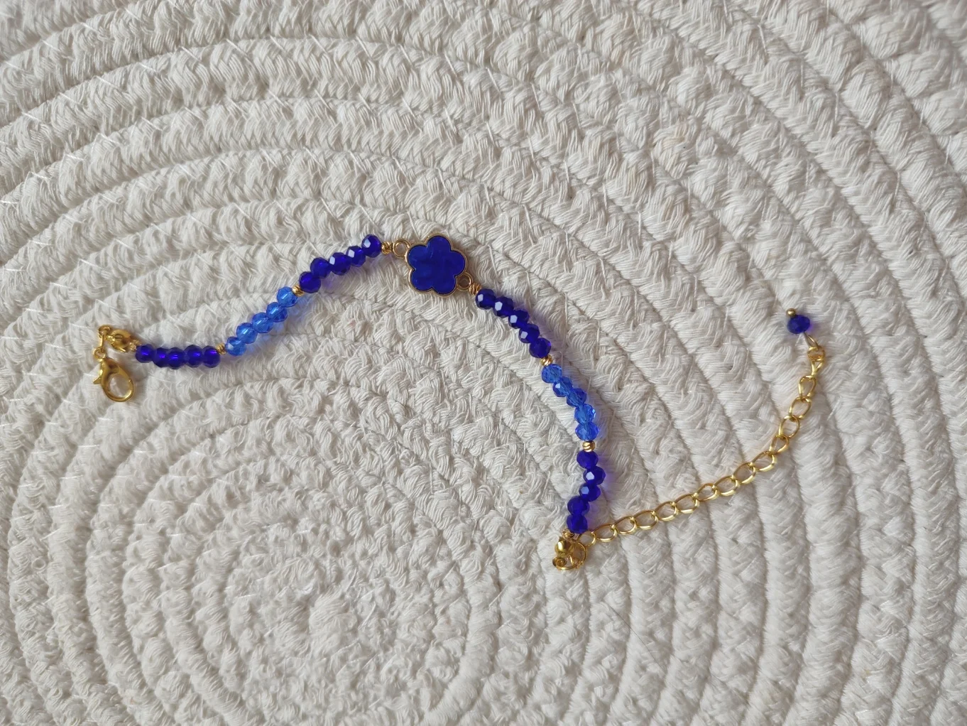 Bracelet floréa de couleur bleu foncé fait main