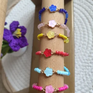Bracelet Floréa fait main avec des perles de différentes couleurs par bracelet et orné d'une fleur