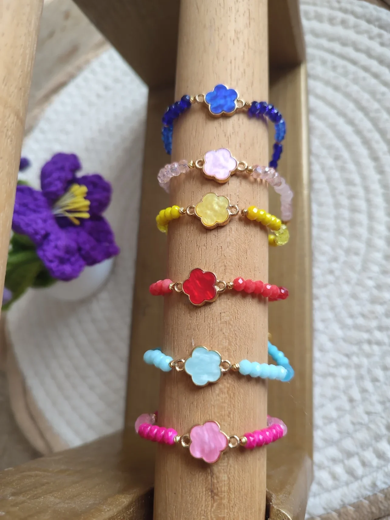 Bracelet Floréa fait main avec des perles de différentes couleurs par bracelet et orné d'une fleur