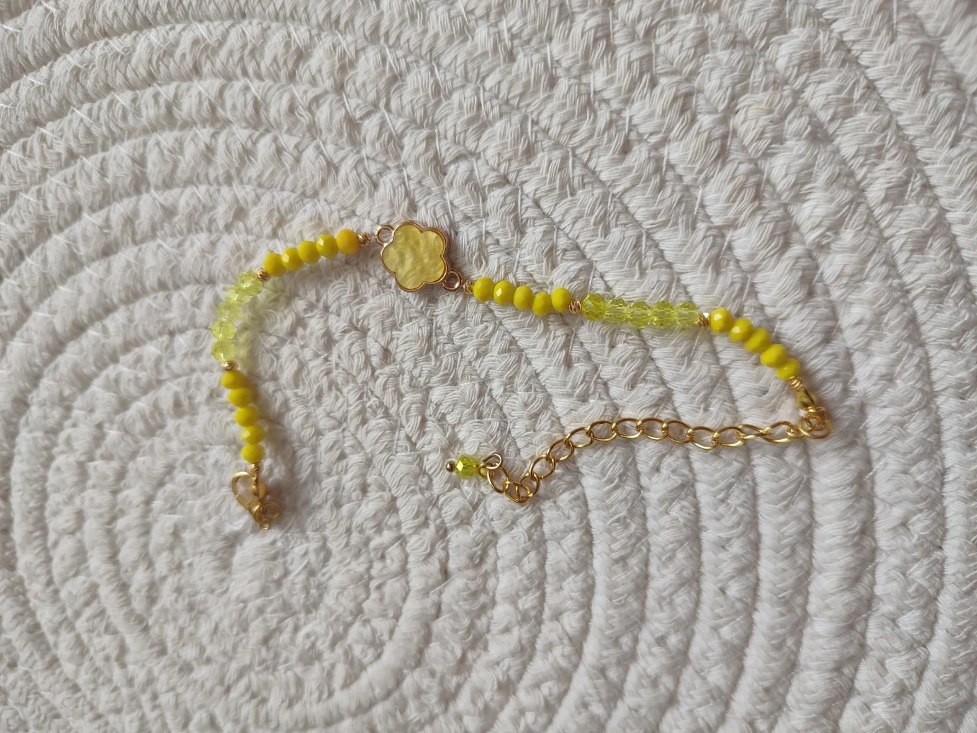 Bracelet floréa de couleur jaune fait main