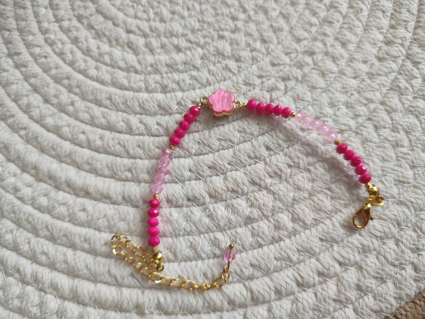 Bracelet floréa de couleur rose foncé fait main