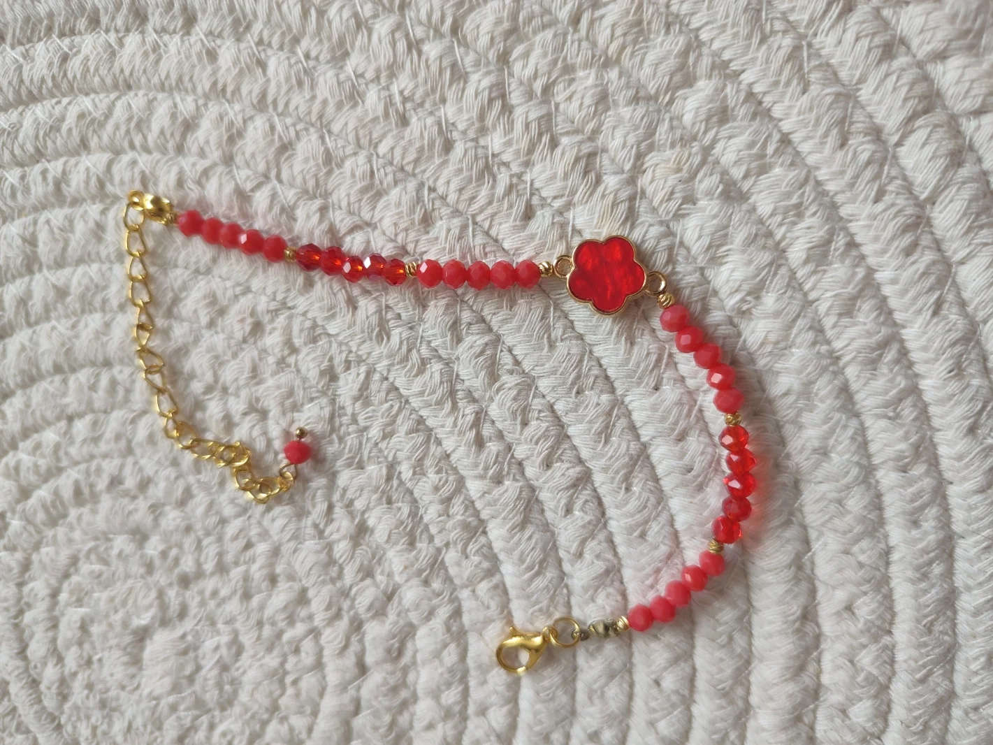 Bracelet floréa de couleur rouge fait main