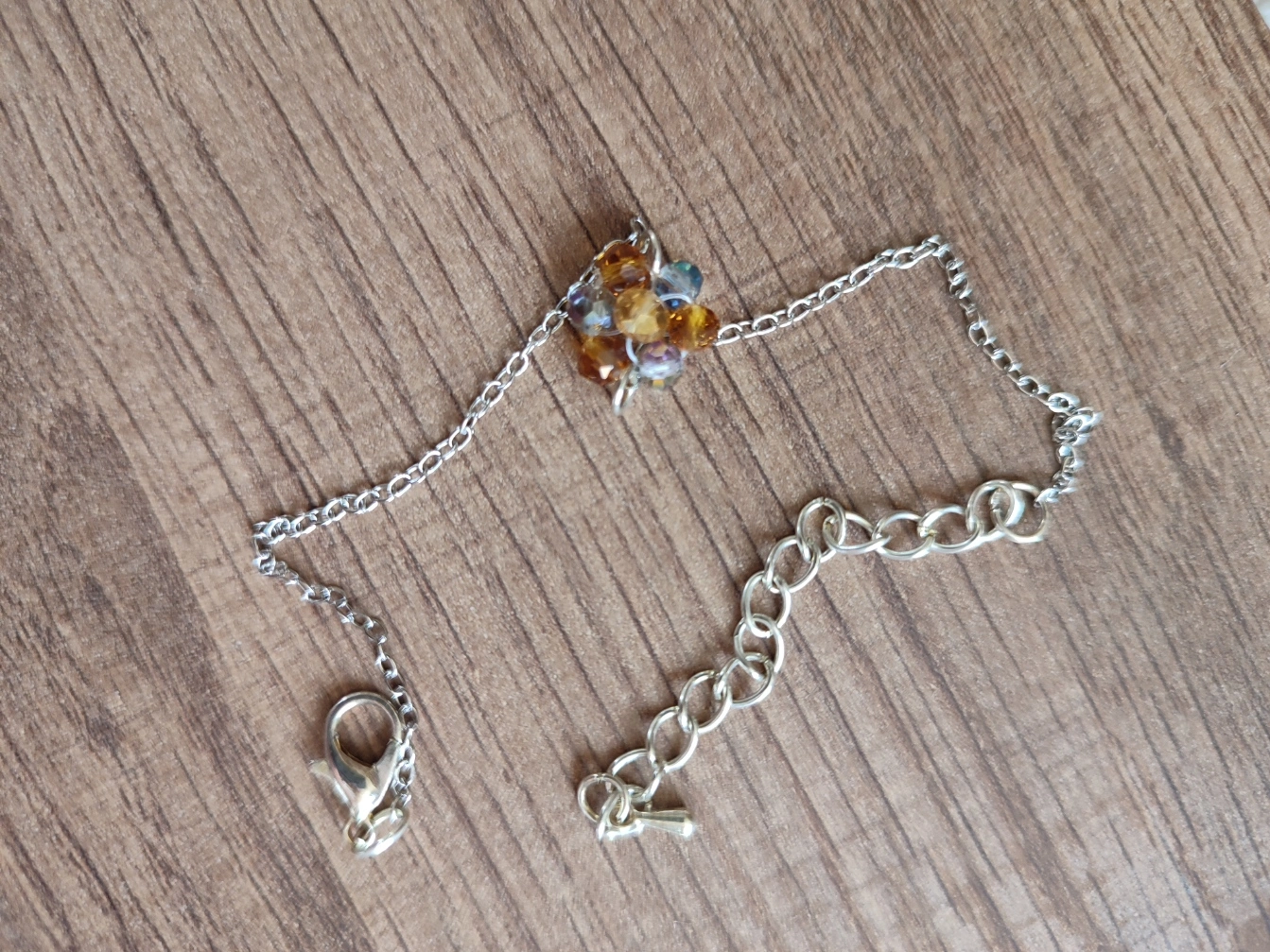 Bracelet Pétalia fait main en perle de couleur ambre et noir et chaine couleur argent