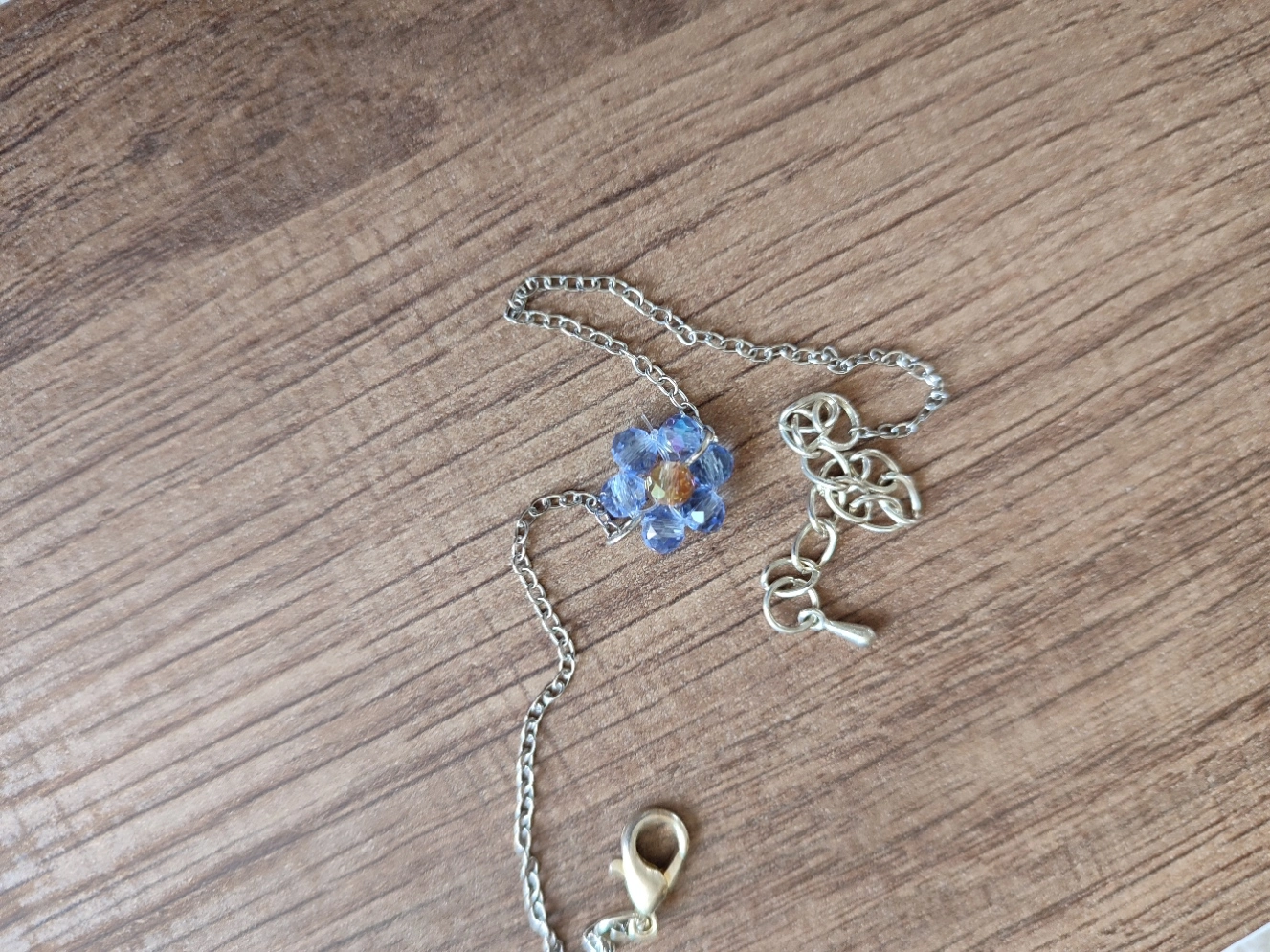 Bracelet Pétalia fait main en perle de couleur bleu et chaine couleur argent