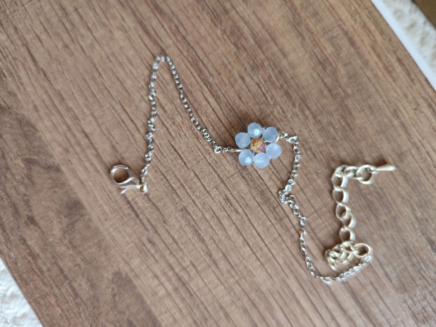 Bracelet Pétalia fait main en perle de couleur bleu clair et chaine couleur argent