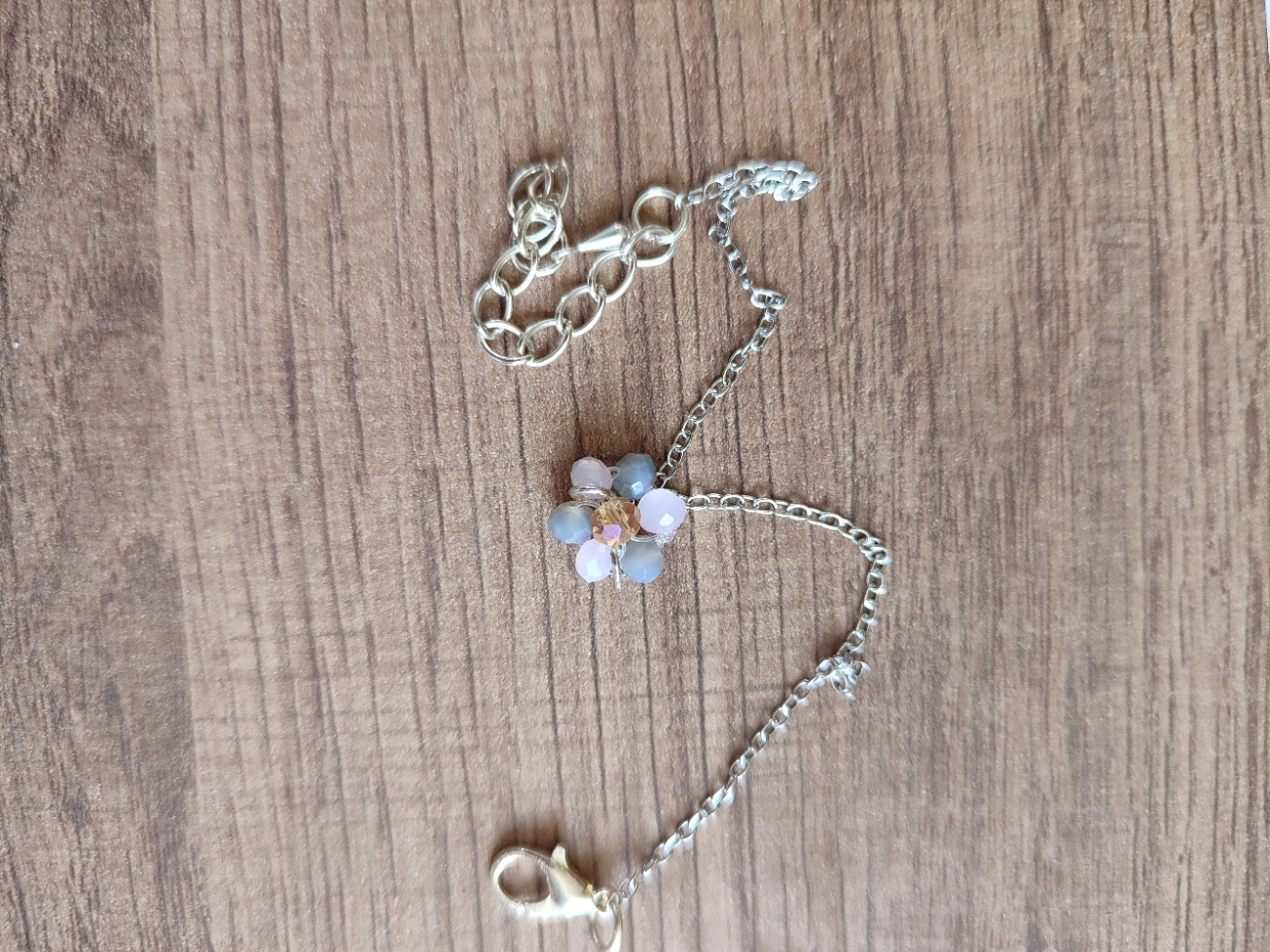 Bracelet Pétalia fait main en perle de couleur gris et rose et chaine couleur argent