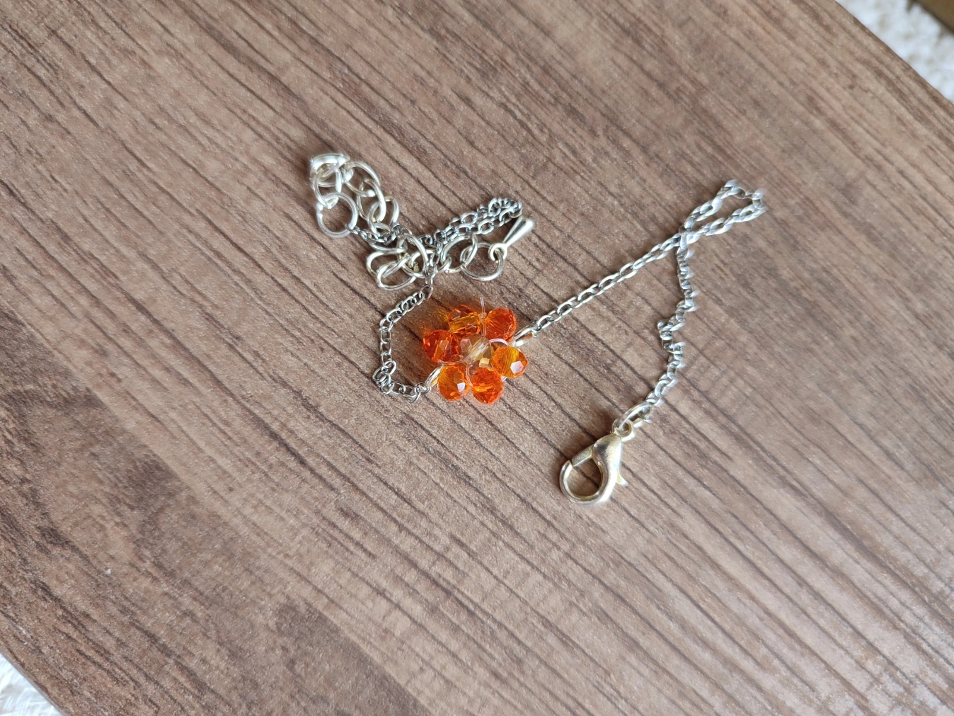 Bracelet Pétalia fait main en perle de couleur orange et chaine couleur argent