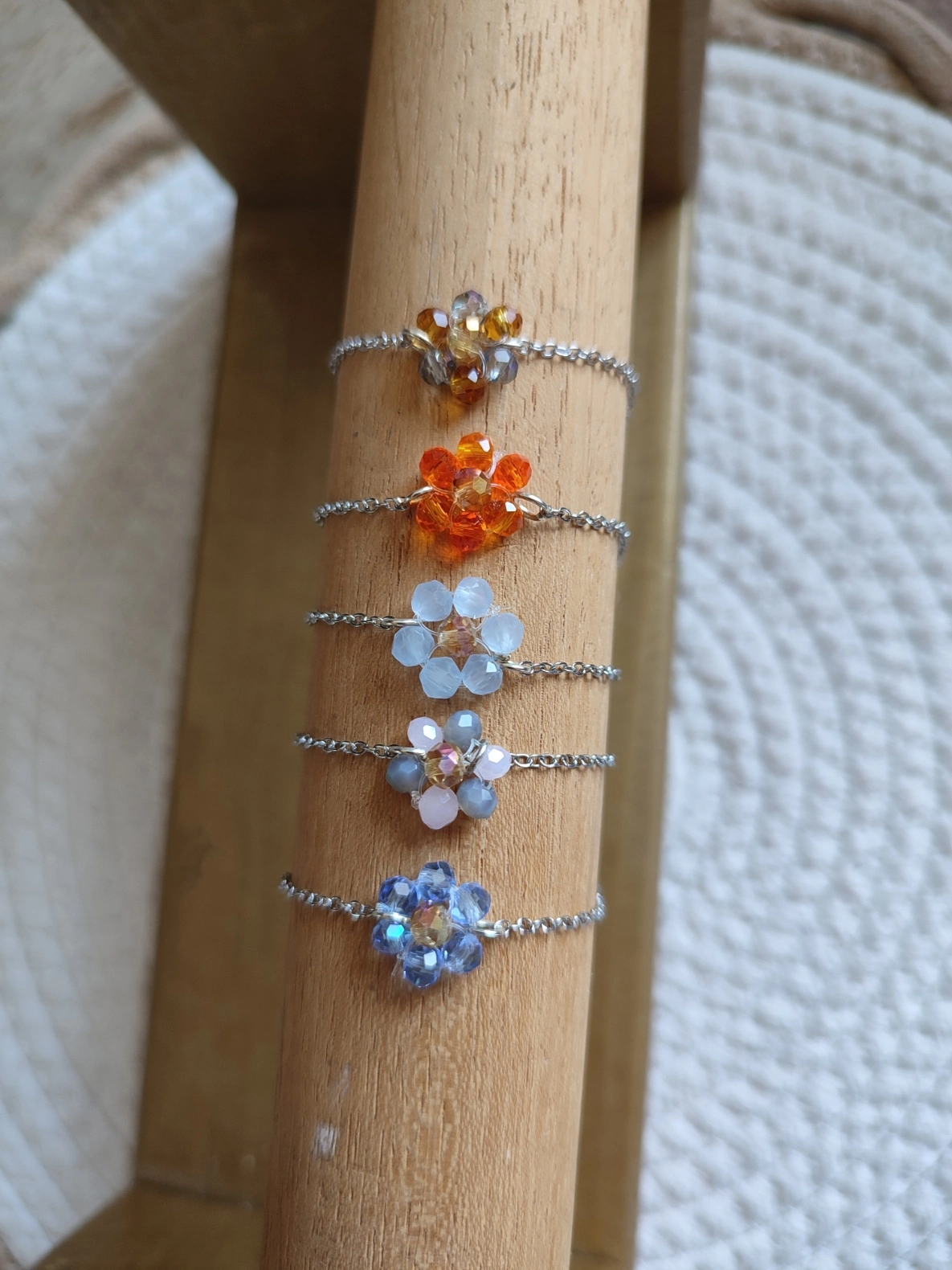 Bracelet Pétalia fait main en perle de différentes couleur et chaine couleur aregent