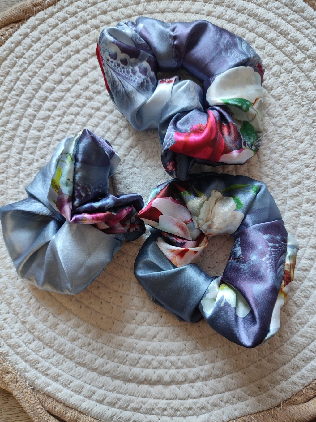 chouchou avec des motifs de fleurs rouge et des blanches