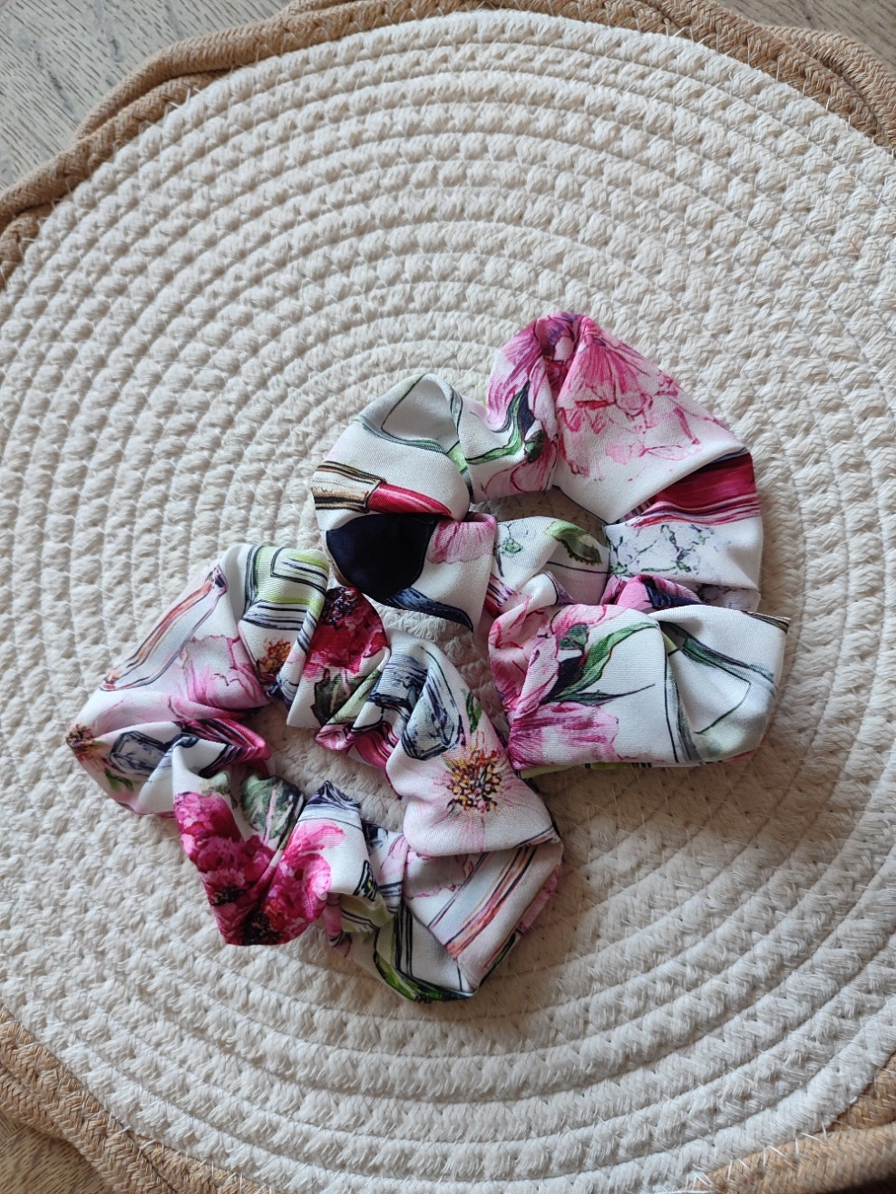 Chouchou avec des motifs de flacons de parfum de couleur vert, des fleurs rose et des tubes de rouge à lèvres