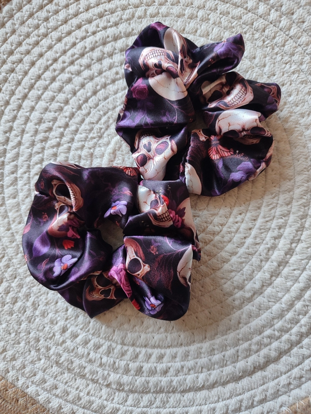 Chouchou avec des motifs de tête de mort et des fleurs rose ,mauve et violette