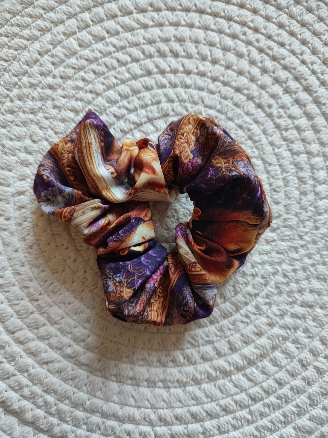 Chouchou avec des motifs d'écureils et des fleurs violette