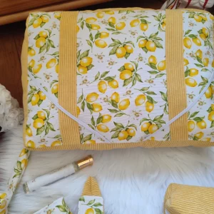 Coussin de lecture Citron fait main avec un tissu côtelé jaune et un tissu avec des motifs de citron sur fond blanc vue de haut